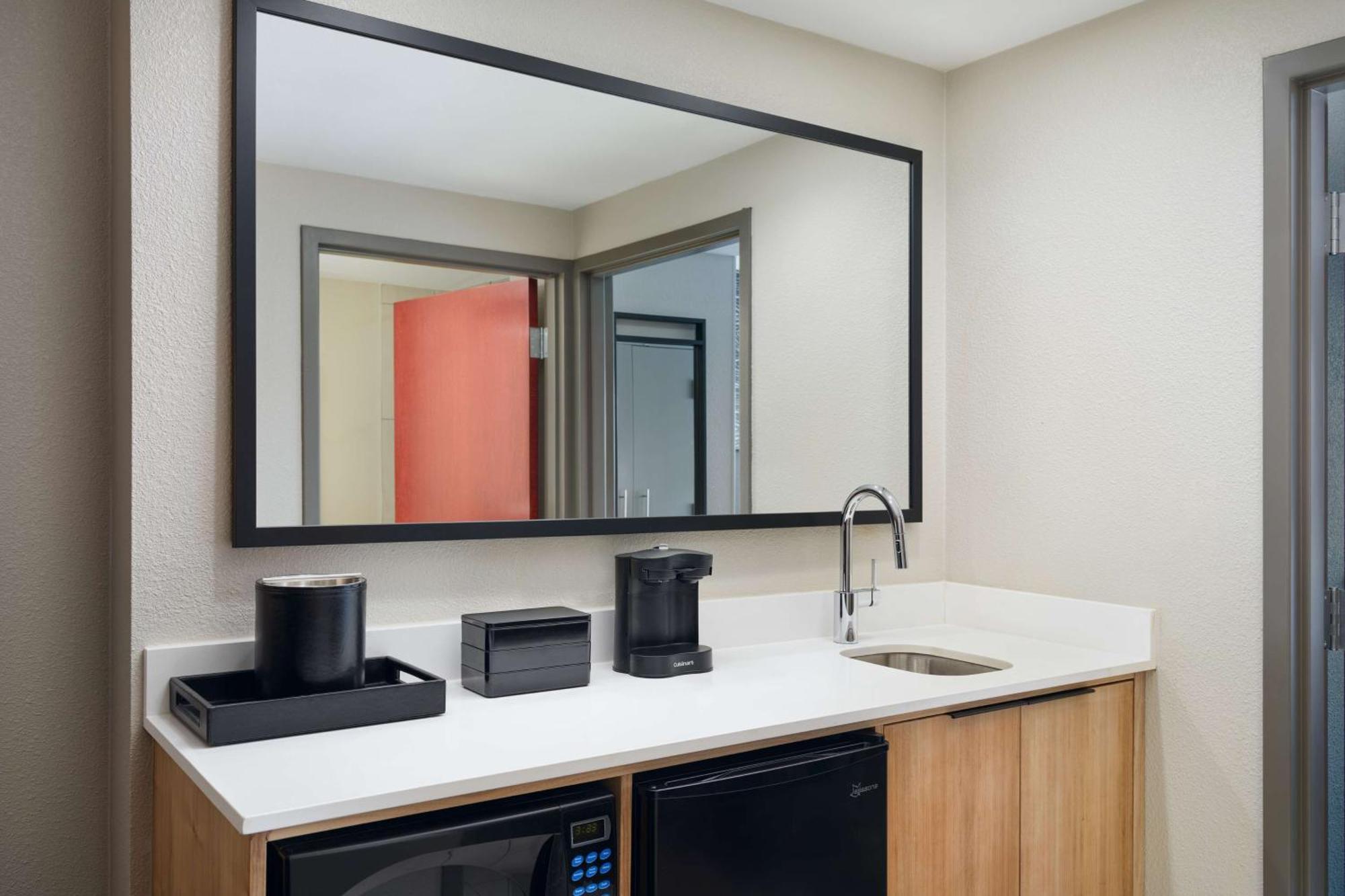 Embassy Suites By Hilton Hampton Convention Center Esterno foto