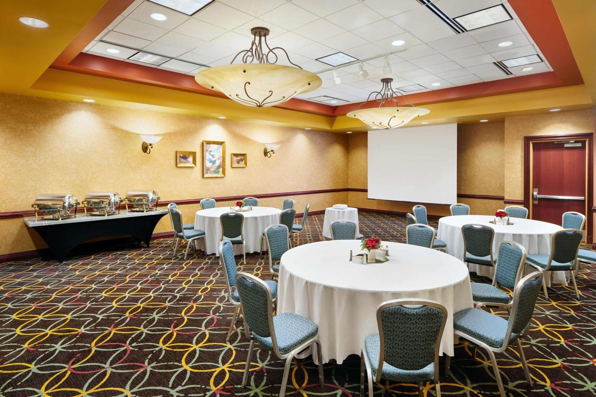 Embassy Suites By Hilton Hampton Convention Center Esterno foto